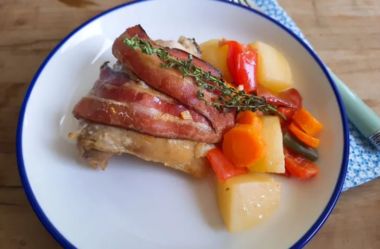 Frango assado com legumes e bacon (ESPECIAL DIA DAS MÃES)