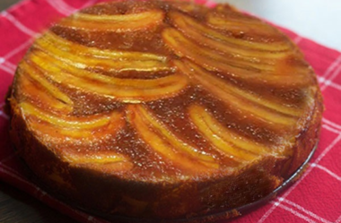 Bolo de banana de liquidificador caramelizado