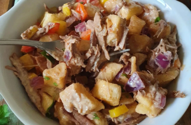 Salada de carne assada com aipim crocante