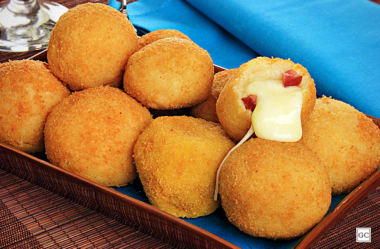 Bolinha de queijo com bacon fácil