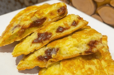 Pão de queijo de frigideira com goiabada