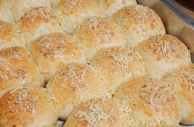 Pão de batata recheado com frango e requeijão