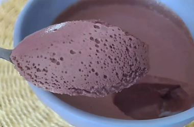 Mousse de chocolate de liquidificador muito simples de preparar