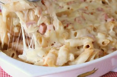 Macarrão de forno cremoso com presunto e queijo para saborear com a família