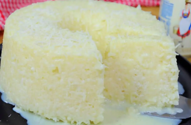 Bolo de tapioca sem forno uma sobremesa leve e refrescante para os dias de verão