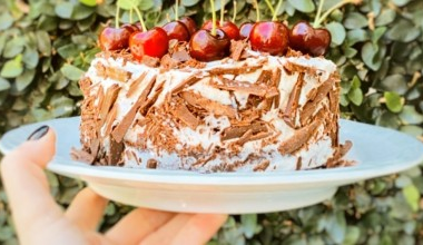 Bolo floresta negra com cerejas frescas