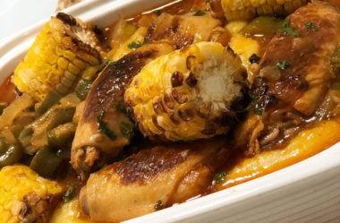 Polenta com frango e quiabo