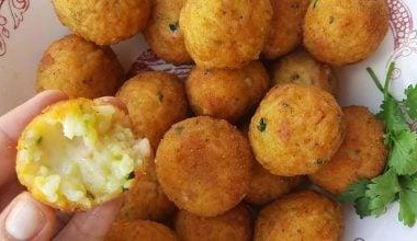 Bolinho de arroz com presunto e queijo