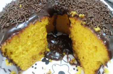 Bolo de cenoura com cobertura de brigadeiro