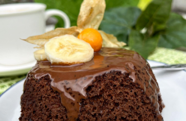 Bolo de chocolate e banana com 4 ingredientes