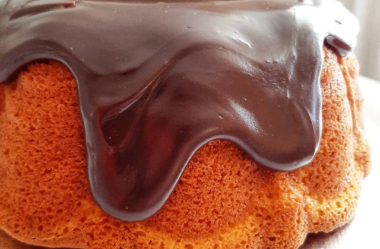 Bolo de cenoura com cobertura de brigadeiro fácil