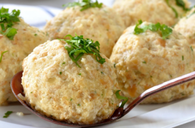 Bolinho de pão recheado com requeijão