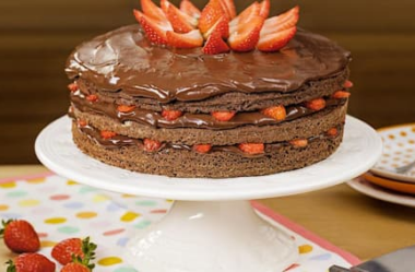 Bolo de Festa de Chocolate com Morango sem Lactose