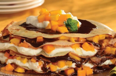 Mil-folhas de crepe com manga e chocolate