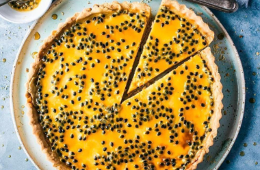 Torta de maracujá mousse com biscoito espetacular para matar a vontade de doce