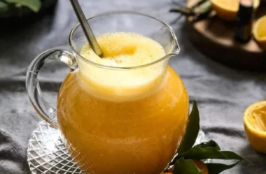 Suco de laranja com erva-cidreira