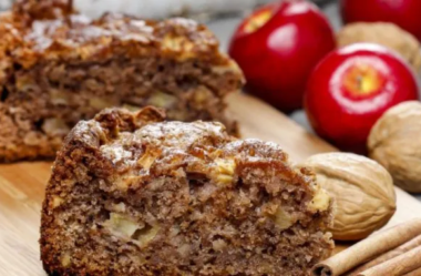 Bolo de maça com canela