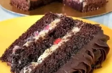 Bolo de Chocolate Recheado Com Morango