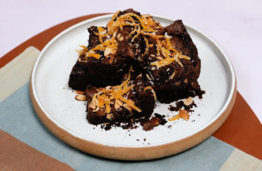 Brownie com amêndoas e cascas de laranja cristalizadas