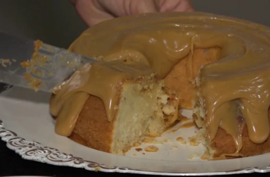 Bolo de tapioca com coco, rapadura e cobertura de brigadeiro de doce de leite