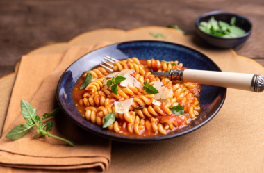 MACARRÃO COM MOLHO DE TOMATE NA PRESSÃO