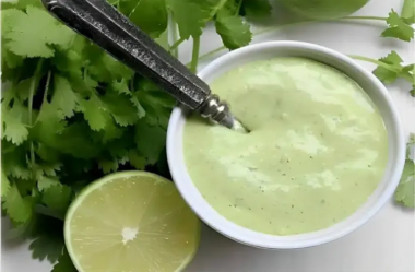 Molho verde de alho para servir com saladas hambúrgueres