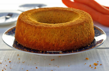 Bolo de cenoura com fubá