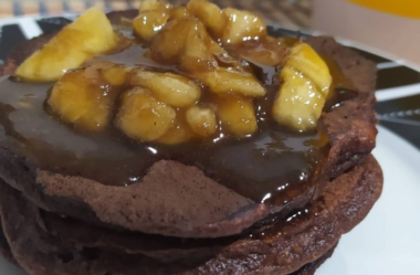 Panqueca de chocolate com calda de banana