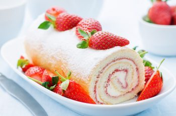 Bolo de rolo de frutas vermelhas: uma sobremesa linda e fácil