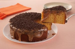 Bolo de cenoura e laranja com brigadeiro