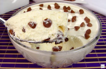 Mousse de leite com gotas de chocolate