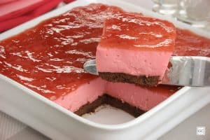 Torta-mousse de morango na travessa