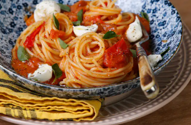 ESPAGUETE COM MOLHO DE TOMATE ASSADO