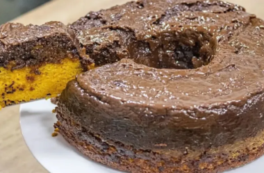 Bolo de cenoura invertido com cobertura de brigadeiro: já sai do forno com cobertura