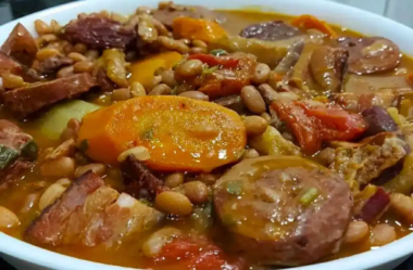 Receita de Feijão Nordestino com Bacon, Calabresa e Charque uma delícia para o seu almoço ou jantar