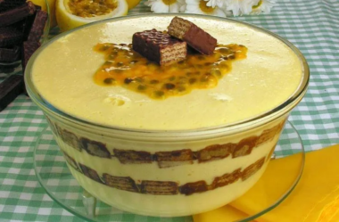 Sobremesa de mousse de maracujá com bis