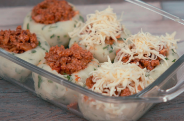 Caminhas de batata com carne moída e queijo