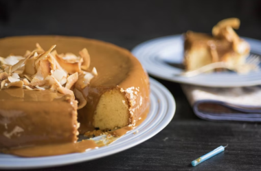 Bolo de coco e doce de leite