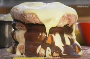 Sanduíche doce com pastilhas de chocolate coloridas