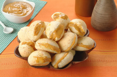 Pão de queijo com Recheio de doce de Leite cremoso