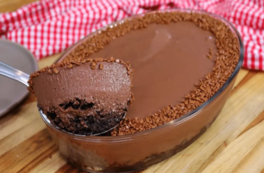 Você conhece Bolo chocomousse na travessa? uma delicia de sabores para ser servido como sobremesa