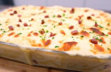 Macarrão Cremoso com Molho de Batata, Bacon e Queijo