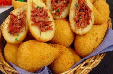 Coxinha de Carne-Seca com Massa de Mandioca Sensacional