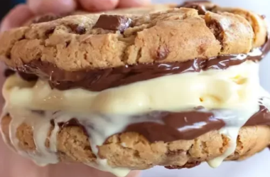 Cookie de ovomaltine recheado com brigadeiro