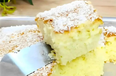 Bolo de maisena e coco tão macio que é perfeito para um lanche rápido ou para acompanhar o café da manhã