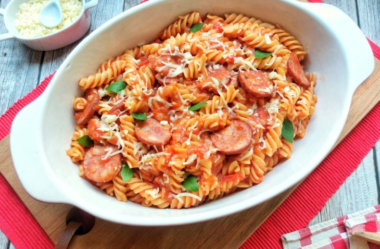 Macarrão com calabresa em uma panela só