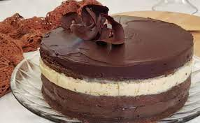 Bolo de chocolate recheado com dois cremes