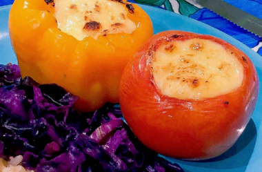 Pimentão e tomate recheado com frango