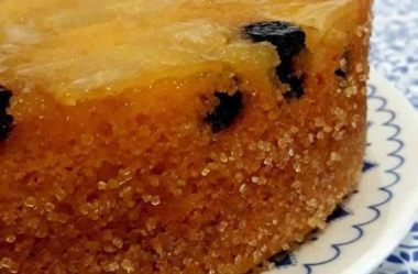 Bolo de fubá com abacaxi caramelado e UVA PASSA