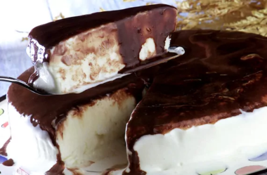 Como Fazer Torta de Sorvete com Calda de Chocolate